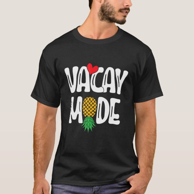 Upside Down Pineapple Sharing Swinger Vacation T Shirt (Framsida)