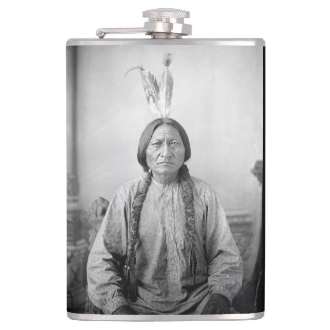 Ur-amerikansk ikon: Lakotaledaren Sitting Bull Fickplunta (Framsidan)
