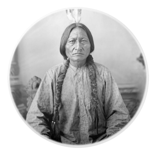Ur-amerikansk ikon: Lakotaledaren Sitting Bull Knopp (Framsidan)