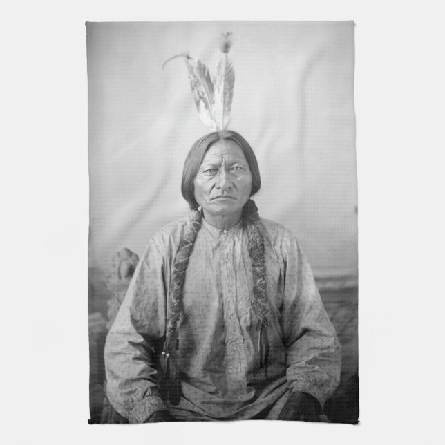 Ur-amerikansk ikon: Lakotaledaren Sitting Bull Kökshandduk (Vertikal)