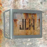 Urban Grunge Rusty Grått Snyggt<br><div class="desc">Den arkitektoniska detaljen i den rostade nedfläckaden grått-betongväggen med gyllene gult,  grått,  svart och mörk grått skapat denna snyggt abstrakt grunge bälte-buckle med sin industriella,  edgy stadskörning. Sofistikerad och snyggt grym personlig med initialer. Bilden är ett originalfoto av JLW_PHOTOGRAPHY.</div>