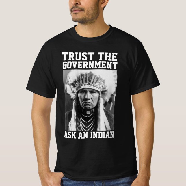 URBEFOLK LITA PÅ REGERINGEN T-SHIRT (Framsida)
