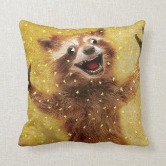 Ursinnigt lycklig som ska är snuggleds med kudde