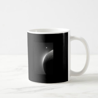 Ursnygg NASA avbildar, månen som tändas av Kaffemugg