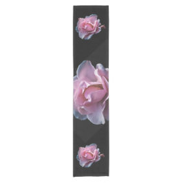 Ursnygg rosa ros på Black.