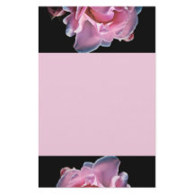 Ursnygg rosa ros på svart