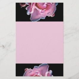 Ursnygg rosa ros på svart brevpapper