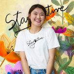 Ursprunglig enkel handskriven, snygg pennantecknin t shirt<br><div class="desc">Behöver du en söt och coola skjorta som får folk att le? Uttrycket "håll dig vaksam" är handskrivet. Ett svart tryck är en del av skrivningen. Denna roligt t-shirt är perfekt för alla som kärlek hundar eller katter, eller för dem som utformar stil handskrivet i kärlek. Foto kredit av detta...</div>