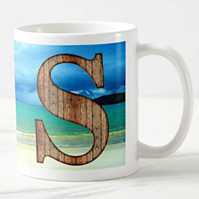 Ursprungligt monogram Brev-strandscen i stranden m Kaffemugg (Skapare uppladdad)