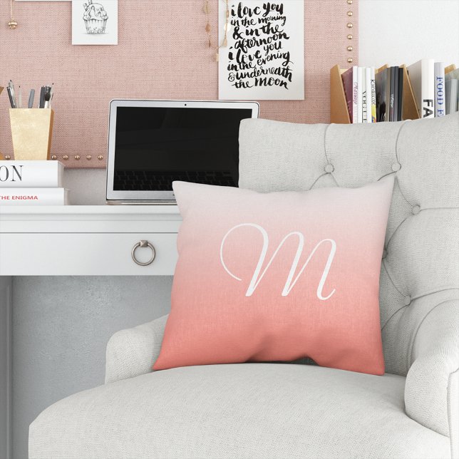 Ursprungligt monogram för koralgradient Ombre Kudde (Skapare uppladdad)