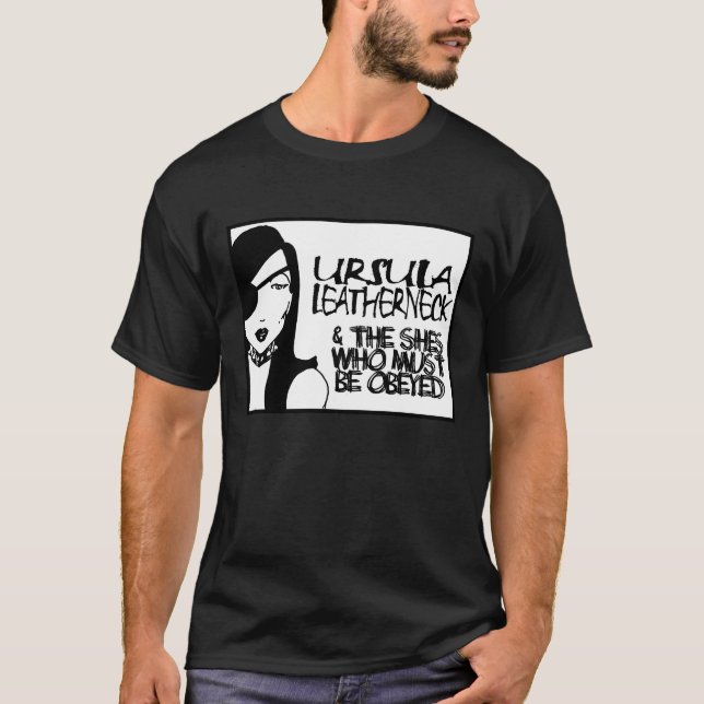 Ursula Leatherneck $ de Shes som måste belägras T Shirt (Framsida)
