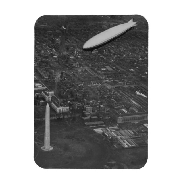 US Airship 'USS Los Angeles' ZR3 som flyger över Magnet (Vertikal)