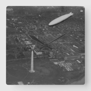 Us-airshipen "USS Los Angeles" ZR3 som flyger öve Fyrkantig Klocka