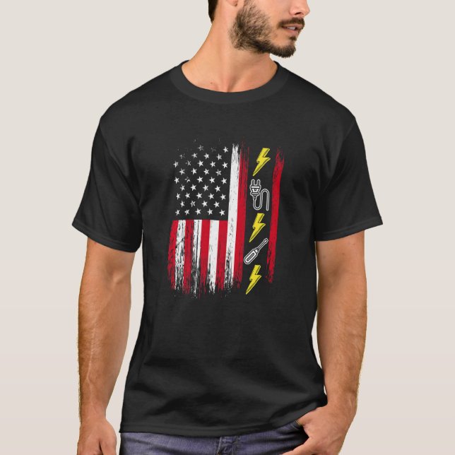 US American Flag  Electricity  Electrician Lineman T Shirt (Framsida)