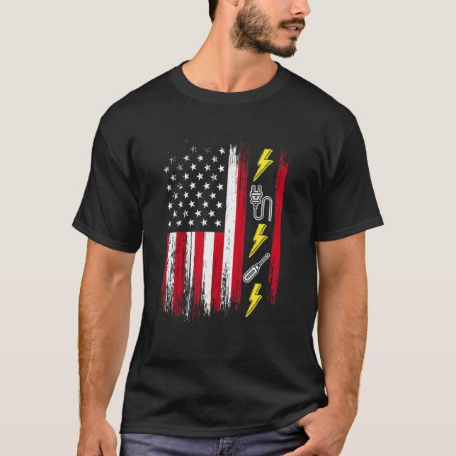 US American Flag  Electricity  Electrician Lineman T Shirt (Framsida)