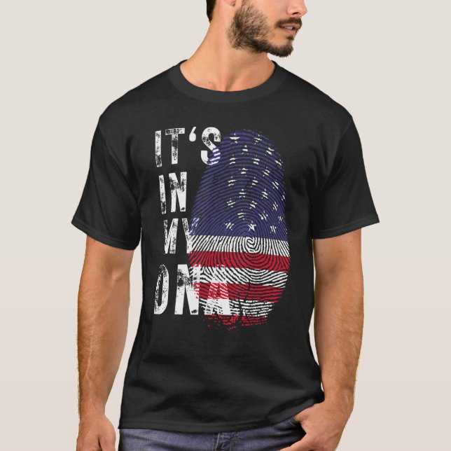 US American Flagga Det finns i mitt DNA-fingeravtr T Shirt (Framsida)