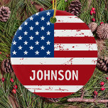 US American Flagga Red Blue Patriotic Julgransprydnad Keramik<br><div class="desc">Denna amerikanska Flagga är perfekten för att visa upp er patriotiska anda i julhelgen. Utsmyckningen har symbolen Stars och stripes i fet röd, vit och blå färg. Det är en underbar gåva till militära veteraner och deras familjer, eller någon som kärlekar Amerika och vill fira dess arv. Detta prydnadsämne är...</div>