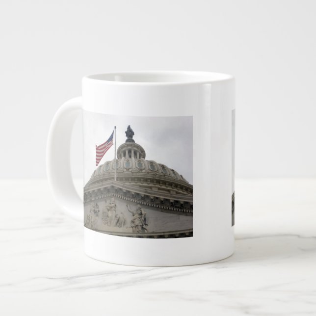 US Capitol Building med amerikansk flagga - Öst Jumbo Mugg (Framsida vänster)