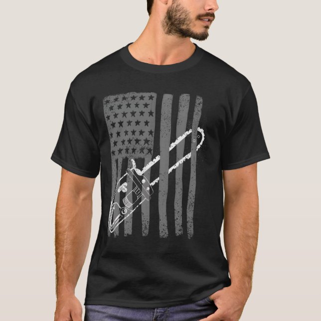 Us Flag Chainsaw Woodworker Logger T Shirt (Framsida)