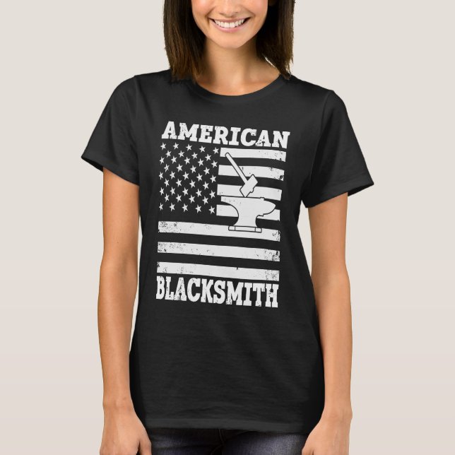 US Flagga Blacksmithing Anvil & Hammer American Bl T Shirt (Framsida)