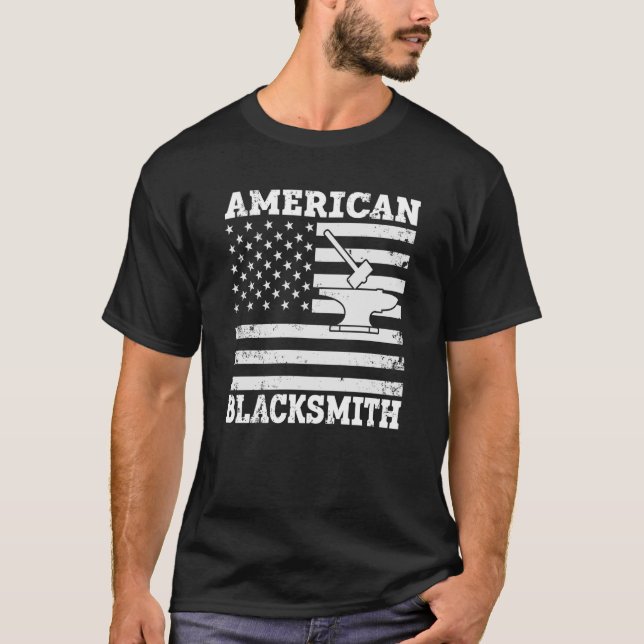 US Flagga Blacksmithing Anvil & Hammer American Bl T Shirt (Framsida)