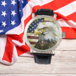 US Flagga med American Eagle Vintage Armbandsur<br><div class="desc">Upplev en kreativ blandning av patriotism, elegans och vintage med vårt amerikanska Flagga och American Eagle Vintage Watch. Denna mycket designade armbandsur visar en härlig amerikansk Flagga och majestätisk Eagles emblem, som är konstlat inbäddad på bevakningen ansikte, som perfekt fångar det patriotiska pridets innersta väsen. Temat vintage utan tidsgräns tillför...</div>