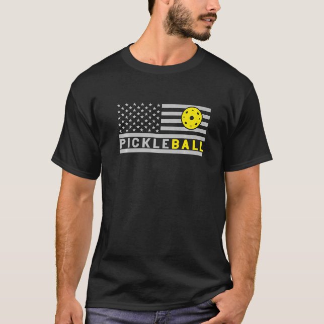 US Flagga Pickleball Player Pickle Boll T Shirt (Framsida)
