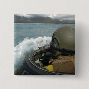Us-flotta som kör ett amphibious anfallfordon knapp