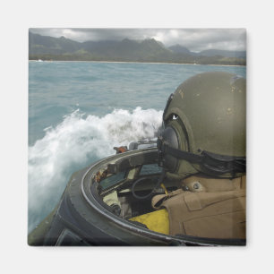 Us-flotta som kör ett amphibious anfallfordon magnet