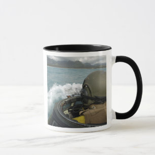 Us-flotta som kör ett amphibious anfallfordon mugg