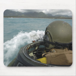 Us-flotta som kör ett amphibious anfallfordon musmatta