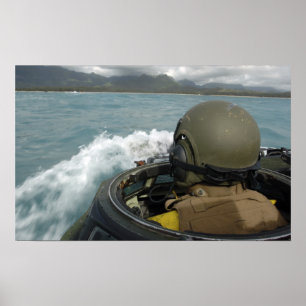 Us-flotta som kör ett amphibious anfallfordon poster