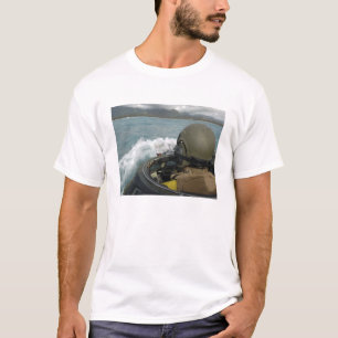 Us-flotta som kör ett amphibious anfallfordon t shirt