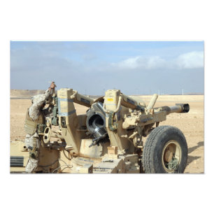 Us-flottor förbereder sig att avfyra en howitzer fototryck