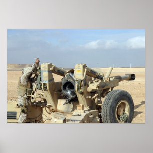 Us-flottor förbereder sig att avfyra en howitzer poster