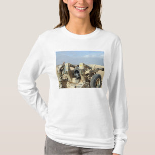 Us-flottor förbereder sig att avfyra en howitzer tee shirt