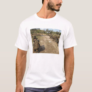 Us-flottor ger säkerhet som en UH-1N T-shirt
