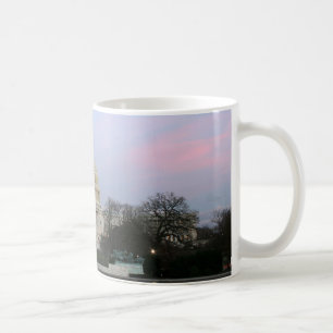 Us-huvudstad på vinterskymningen kaffemugg
