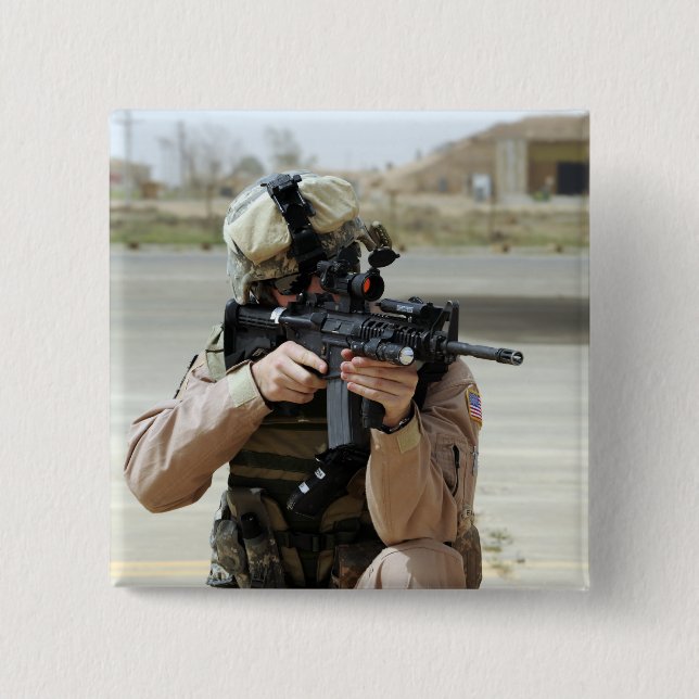 US Luft Force Airman utför säkerhetsarbete Knapp (Framsida)