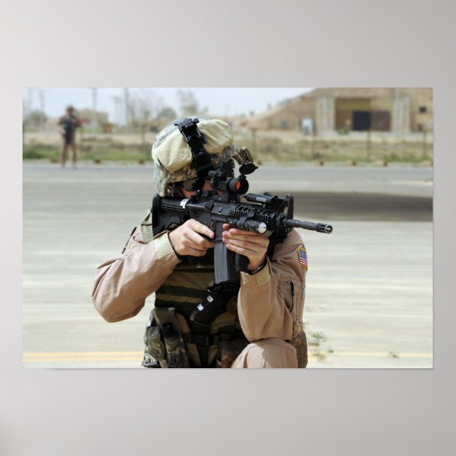 US Luft Force Airman utför säkerhetsarbete Poster (Framsidan)