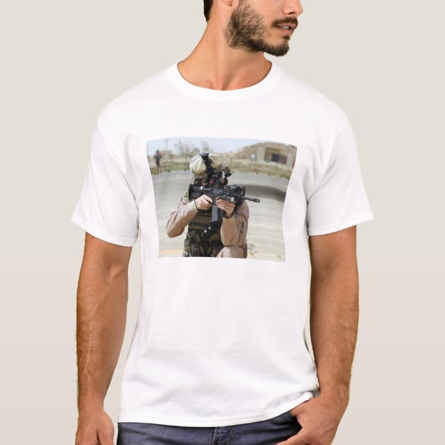 US Luft Force Airman utför säkerhetsarbete T-shirt (Framsida)