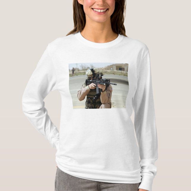 US Luft Force Airman utför säkerhetsarbete Tee Shirt (Framsida)