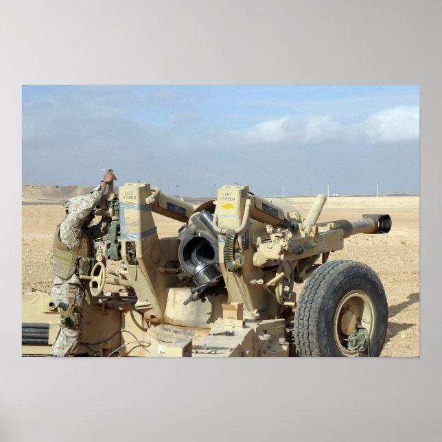 US Marines förbereder sig för att avfyra en howitz Poster (Framsidan)