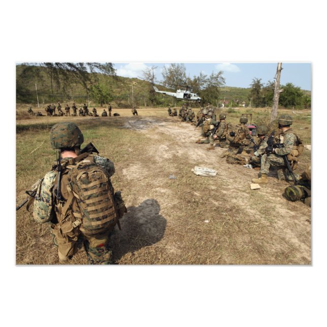 US Marines ger säkerhet som UH-1N Fototryck (Framsidan)