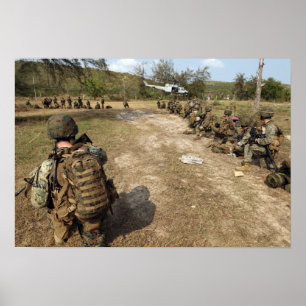 US Marines ger säkerhet som UH-1N Poster