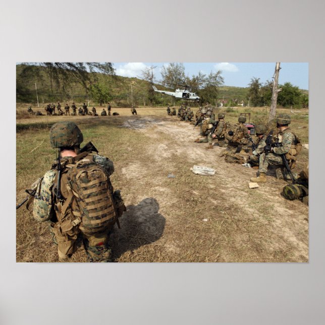 US Marines ger säkerhet som UH-1N Poster (Framsidan)