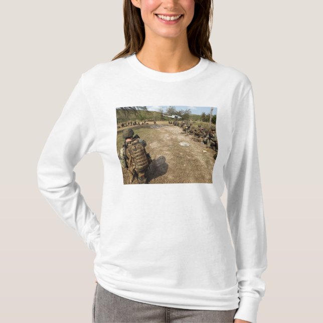 US Marines ger säkerhet som UH-1N T-shirt (Framsida)