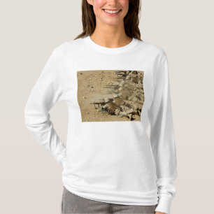 Us-marinSeabees avfyrar gevär M-4 och M-16A2 Tee Shirt