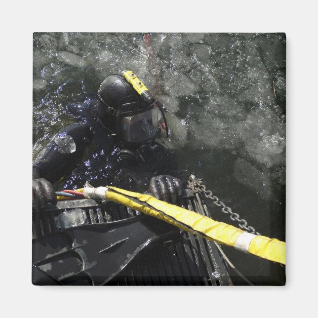 US Navy Diver får redo att starta sin disk Magnet (Framsidan)