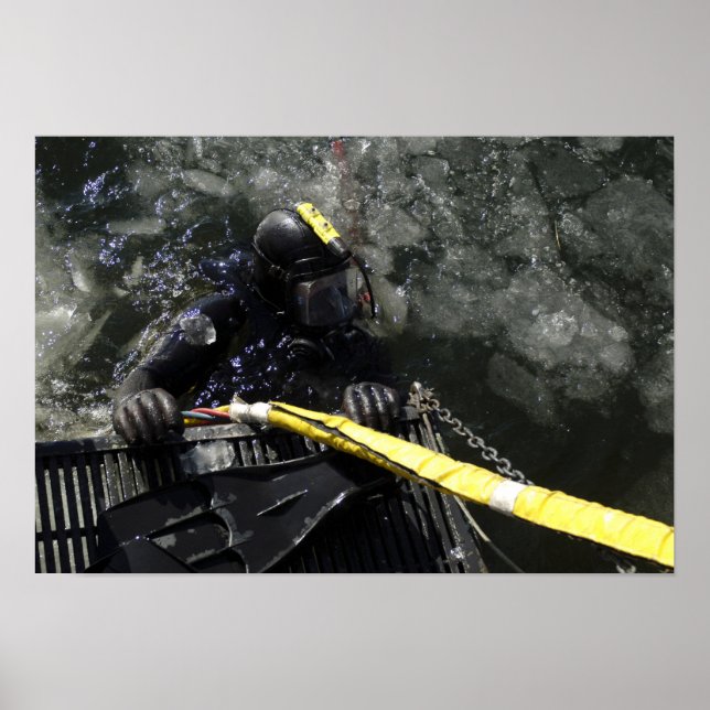 US Navy Diver får redo att starta sin disk Poster (Framsidan)